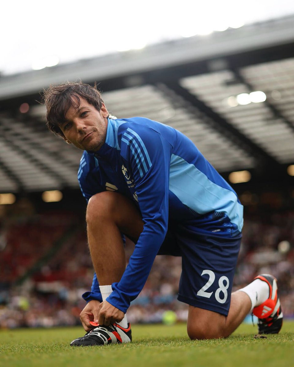 HLDMedia's tweet image. Louis photographed tying his boots on the Old Trafford pitch a few weeks ago for Soccer Aid!