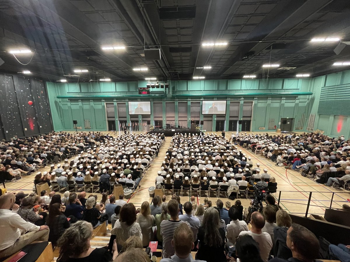 Niels Lunde (@nielslunde) on Twitter photo Jeg er sjældent rigtig nervøs, men det var jeg i går.
Jeg skulle tale til de nye studenter på Rysensteen, og jeg sagde til mig selv:
Du skylder dem at tale om noget vigtigt. 
Jeg sænkede paraderne, og fortalte dem tre personlige historier fra mit liv:
linkedin.com/posts/niels-lu… Jeg er sjældent rigtig nervøs, men det var jeg i går.
Jeg skulle tale til de nye studenter på Rysensteen, og jeg sagde til mig selv:
Du skylder dem at tale om noget vigtigt. 
Jeg sænkede paraderne, og fortalte dem tre personlige historier fra mit liv:
linkedin.com/posts/niels-lu…