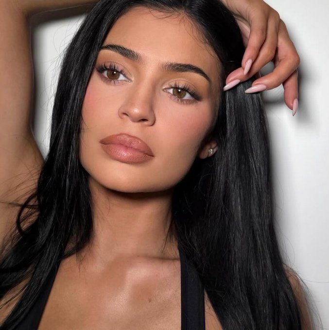 كيف صنعت كايلي جينر ومؤثرات السوشيال ميديا صورة الجمال بين جيل الشباب؟ 