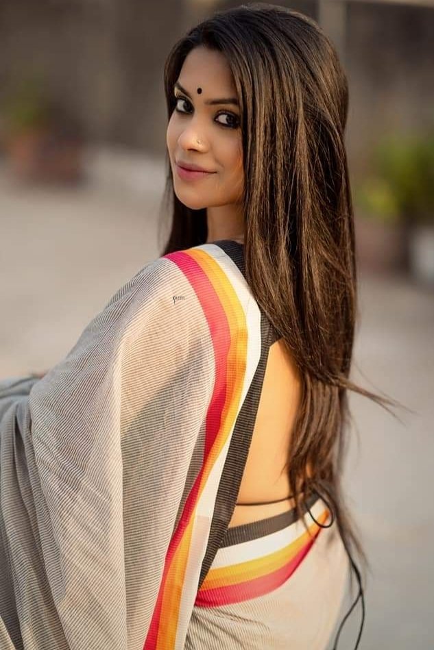 बड़ी मुश्किल में हूँ कैसे इज़हार करूँ,
तुम तो खुशबू हो तुम्हें कैसे गिरफ्तार करूँ,
         
तुम्हारी मोहब्बत पर मेरा हक़ नहीं लेकिन,
दिल करता है आखिरी साँस तक तुमसे प्यार करूं....
<a href="/cp91363322/">deep</a>
