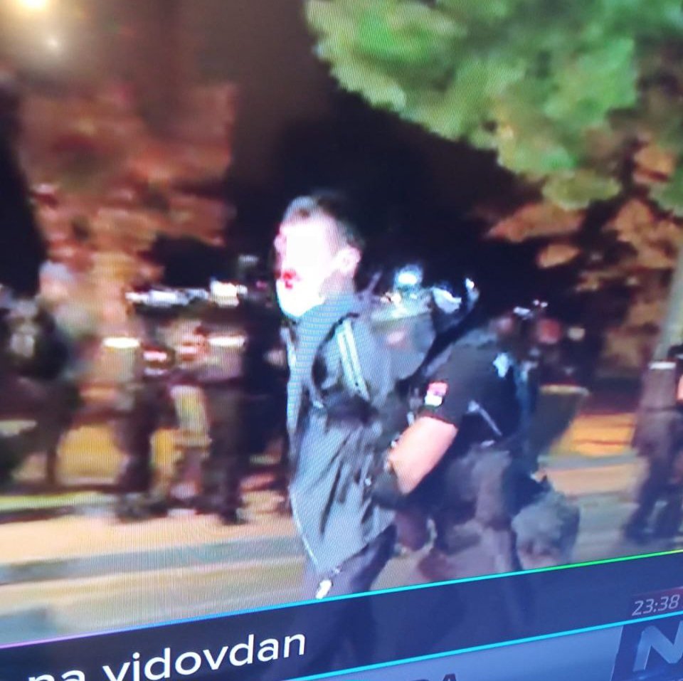 ftn_se_budi's tweet photo. Potrebna nam je pomoć❗️
Sakupljamo dokaze policijske brutalnosti:

Na Bulevaru kralja Aleksandra u okolini Tašmajdanskog parka, oko 23.30 žandarm izlazi iz kordona, udara našeg kolegu koji zadobija ozbiljne povrede, nakon toga ga hapse.

Potrebni su nam svi snimci u navedenom vremenu +-5 minuta, zabeleženi ispred kordona. RT