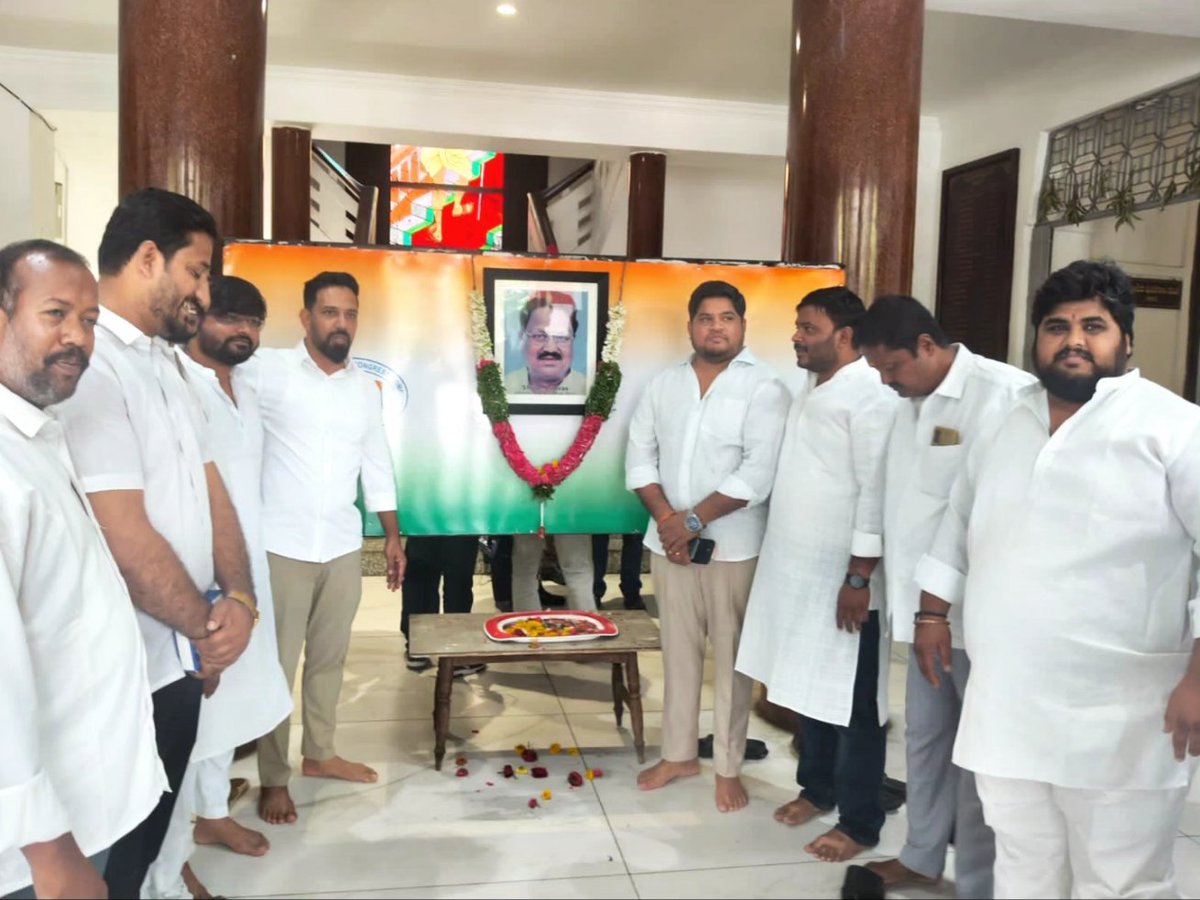 FaheemQureshinc's tweet image. Paid heartfelt tributes at Gandhi Bhavan on the first death anniversary of former PCC President D. Srinivas Garu.
His contributions to the Congress party and the people of Telangana will always be remembered with respect and gratitude.
#telanganacongress