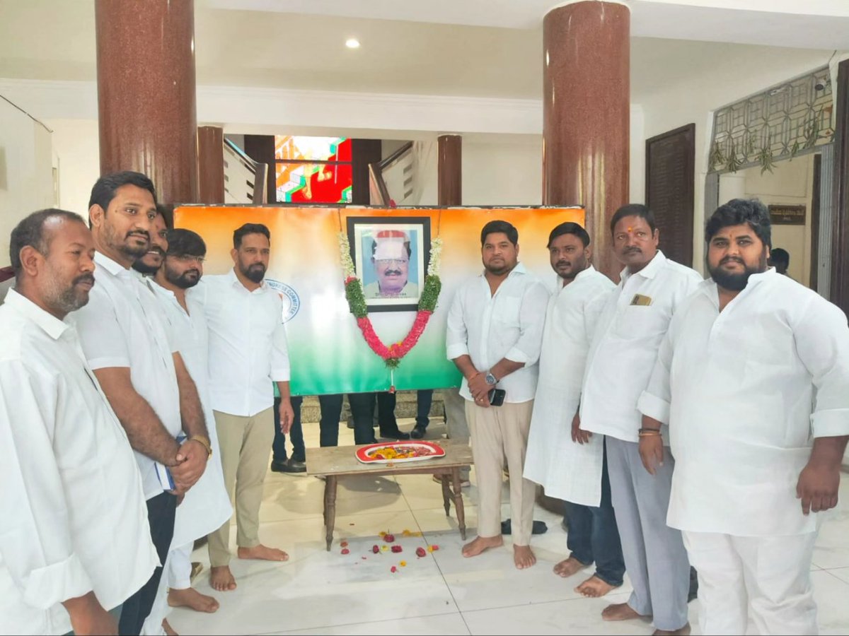 FaheemQureshinc's tweet image. Paid heartfelt tributes at Gandhi Bhavan on the first death anniversary of former PCC President D. Srinivas Garu.
His contributions to the Congress party and the people of Telangana will always be remembered with respect and gratitude.
#telanganacongress