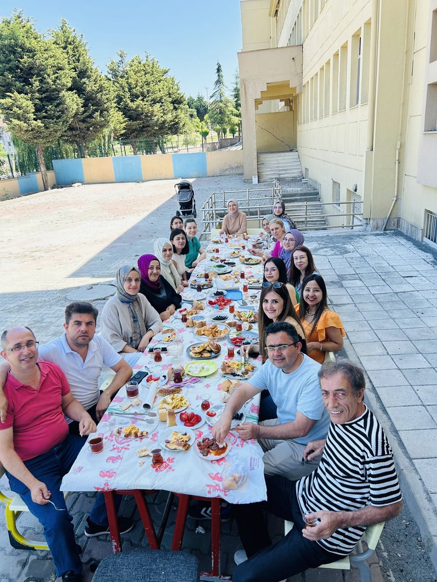 TokiTasoluk's tweet photo. Okulumuzda tayini çıkan değerli öğretmenlerimiz için bir veda kahvaltısı ve plaket takdimi düzenledik. Müdür yardımcımız Mehmet GÜZELAYDIN ve sınıf öğretmenimiz Ali ÜNALDI’ya okulumuzdaki emekleri ve katkıları için teşekkür eder, yeni görev yerlerinde başarılar dileriz. https://t.co/vwPPnKmkYF