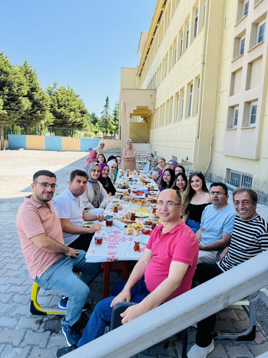 TokiTasoluk's tweet photo. Okulumuzda tayini çıkan değerli öğretmenlerimiz için bir veda kahvaltısı ve plaket takdimi düzenledik. Müdür yardımcımız Mehmet GÜZELAYDIN ve sınıf öğretmenimiz Ali ÜNALDI’ya okulumuzdaki emekleri ve katkıları için teşekkür eder, yeni görev yerlerinde başarılar dileriz. https://t.co/vwPPnKmkYF