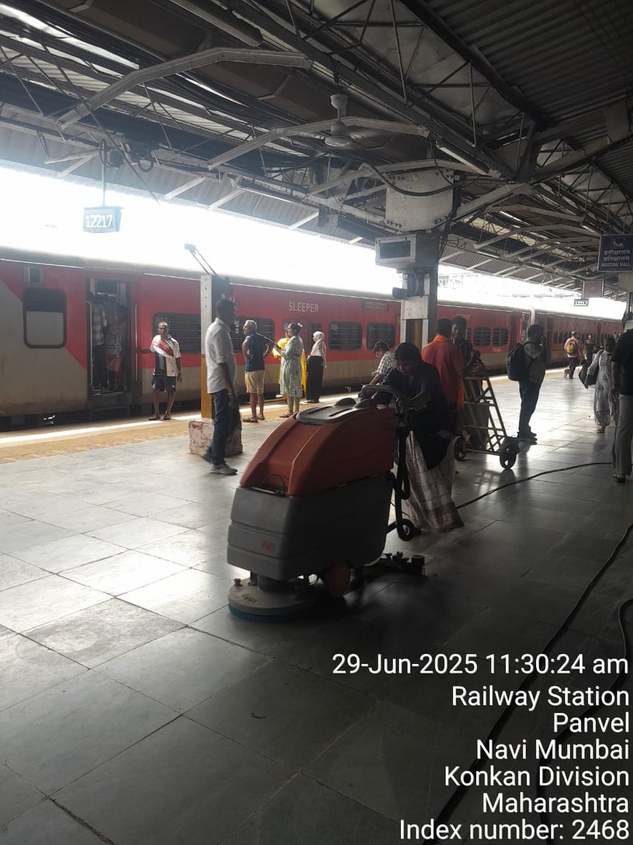 drmmumbaicr's tweet image. 🧼 Clean Station, Comfortable Journey! 🚉  

A comprehensive cleaning drive was conducted at #Panvel Railway Station as part of Indian Railways' commitment to cleanliness and passenger comfort.