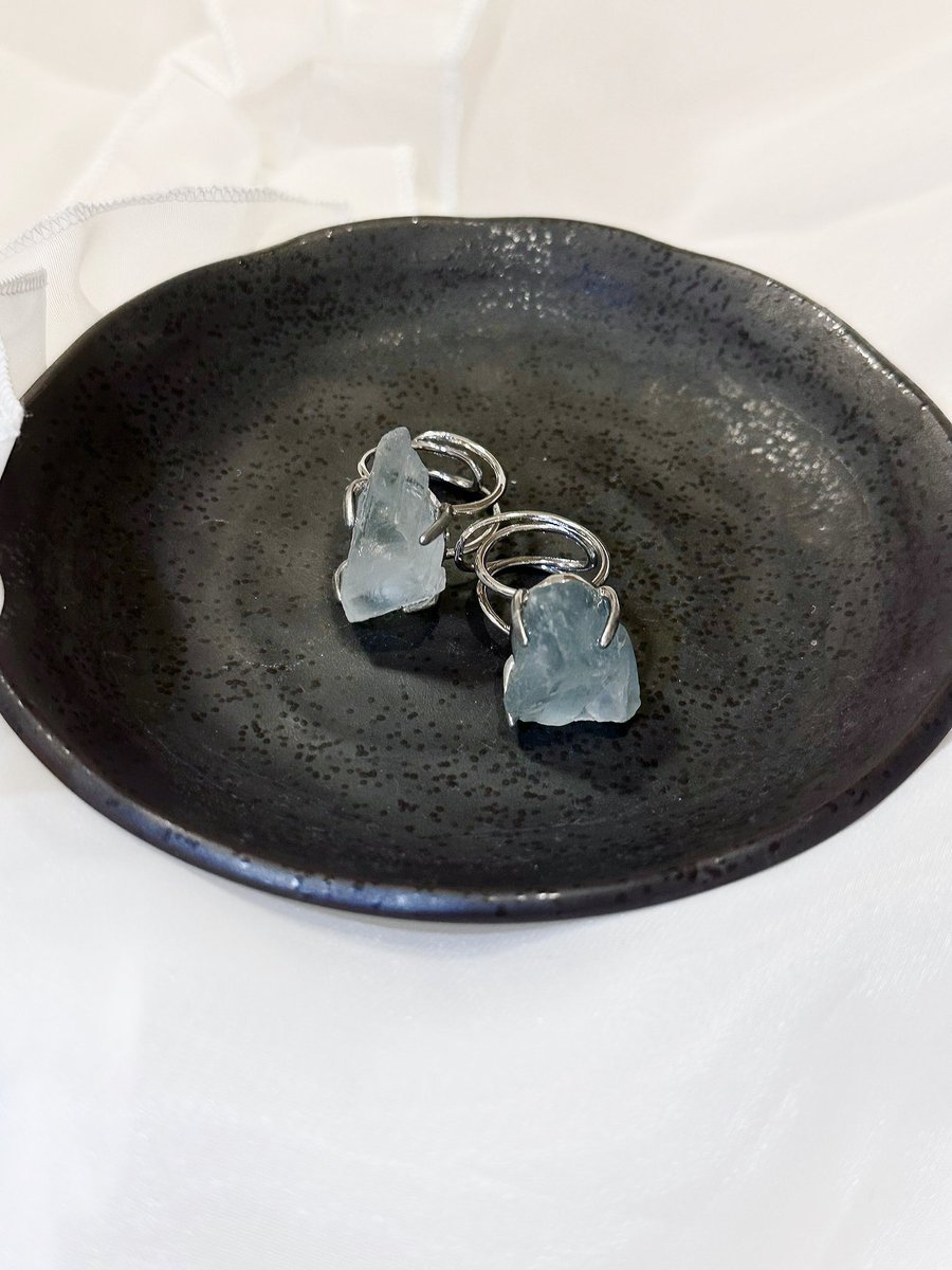 【水の記憶】
クリスタルのアジャストリング（二色）

¥12000
thebase.com/to/item?item_i…

静かにたゆたう湖のきらめき、
ひんやりと澄んだ氷河の青。
指先にそっと宿るのは、
水が記憶してきた時間と光。

#airoselect #AIRO #ring #指輪 #天然石 #アクセサリー好きさんと繋がりたい #ハンドメイド作品