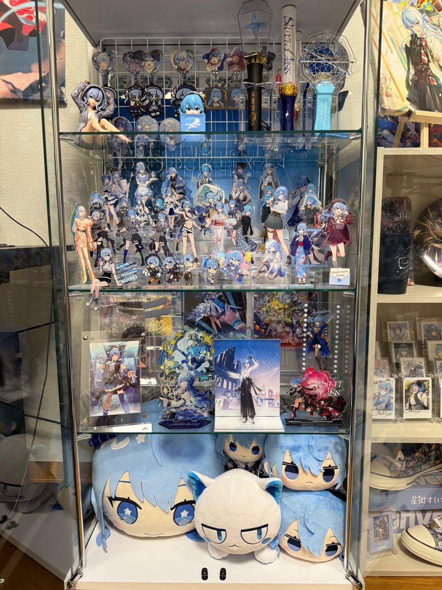 solmia_'s tweet photo. 推し棚を進化させました！
今まで飾れてなかったすいちゃんのグッズをこの機会に飾れて、しかも自分が想定以上のものができてかなり満足してる！
飾り工夫するの楽しいなって思った！
#星街すいせい https://t.co/9ST1tKRxvt