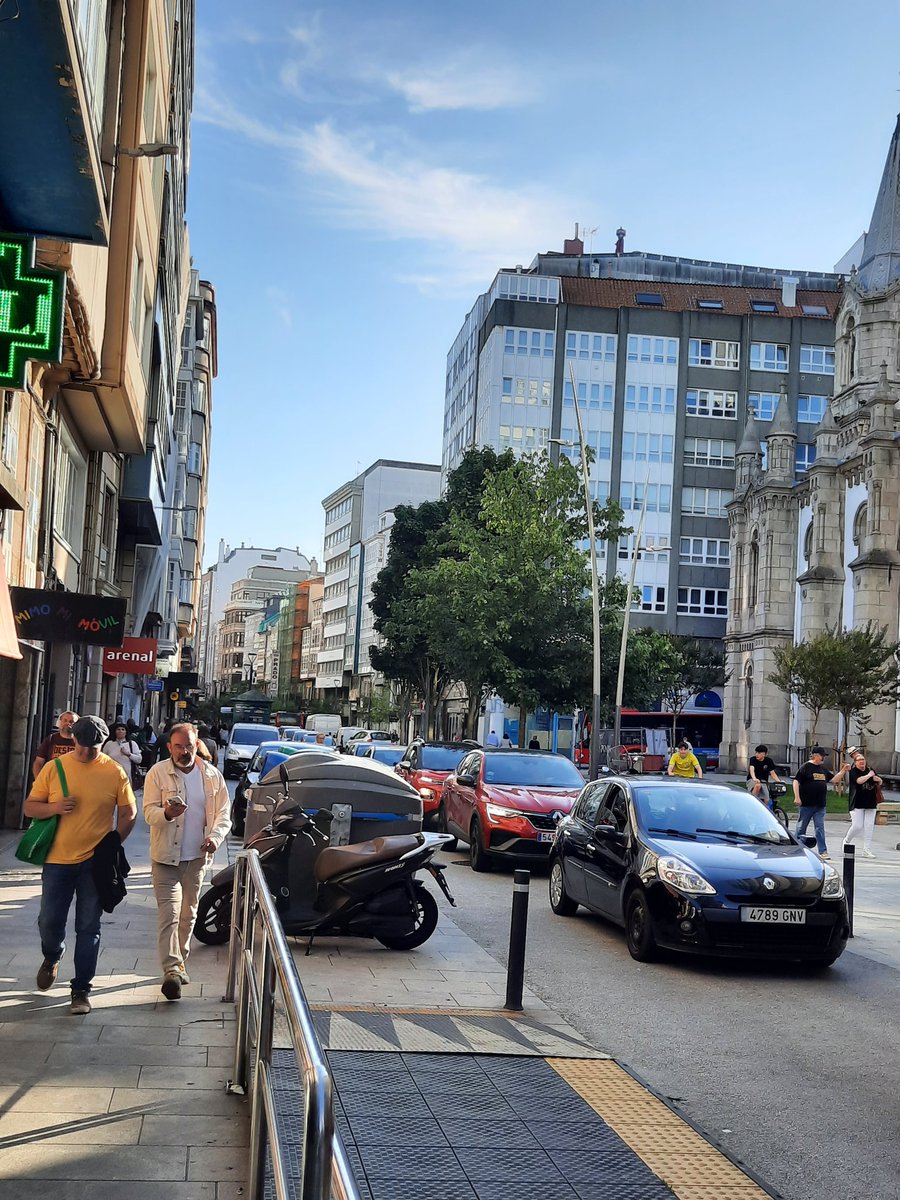 Humanización de la calle San Andrés. Se trataba de reducir el tráfico o de plantar 4 arbustos?