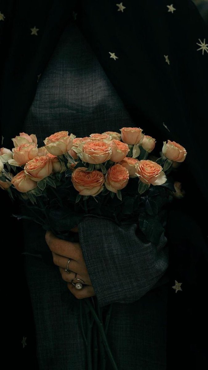 🦋

وأجهلُ حين أكونُ بحضرة عينيك ماذا أُريدُ، وما لا أريد..♡