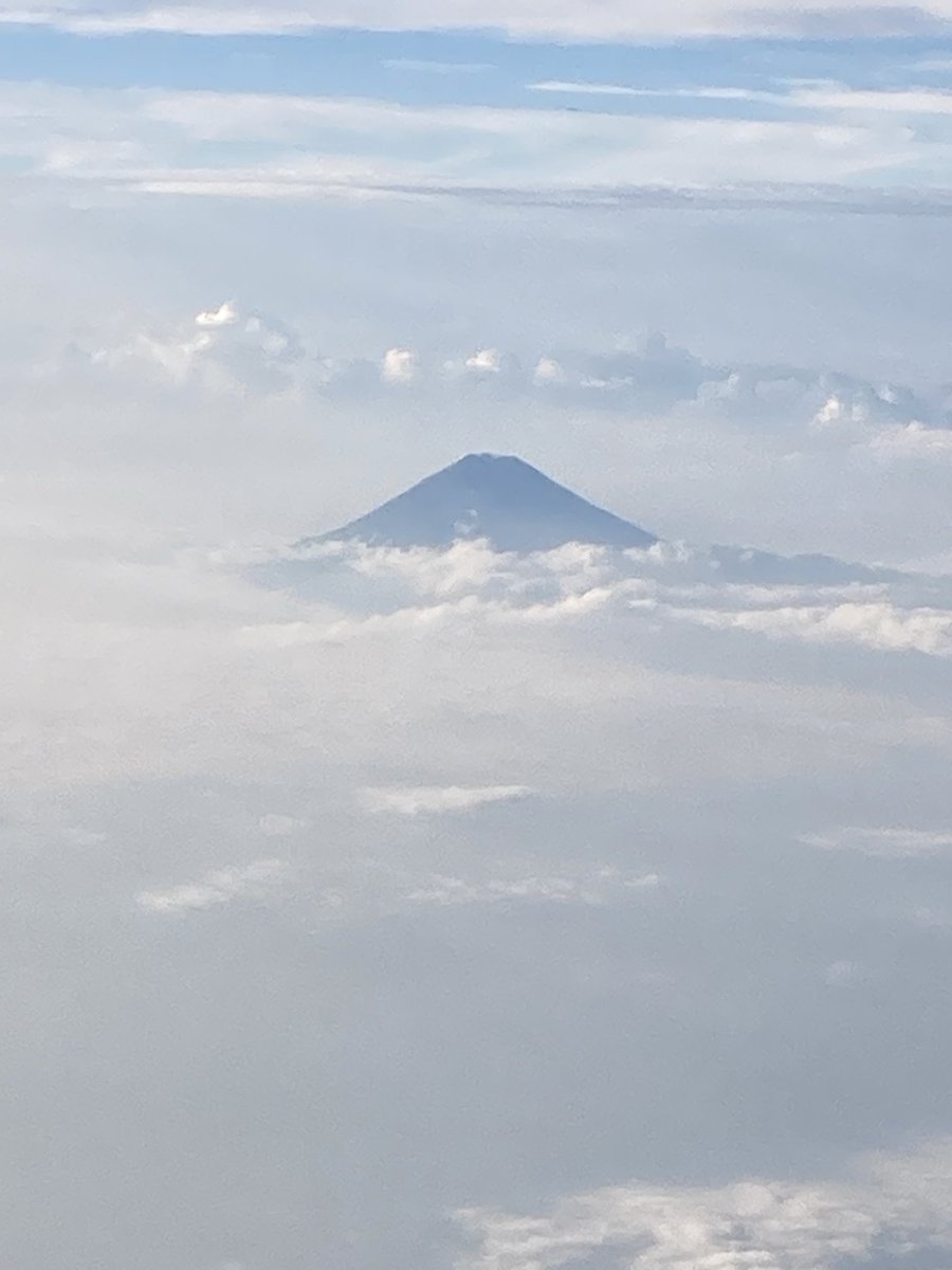 unoshigeki's tweet image. 長崎の帰りの飛行機から、雲間に浮かぶ富士山が見えた。何となく神々しい。