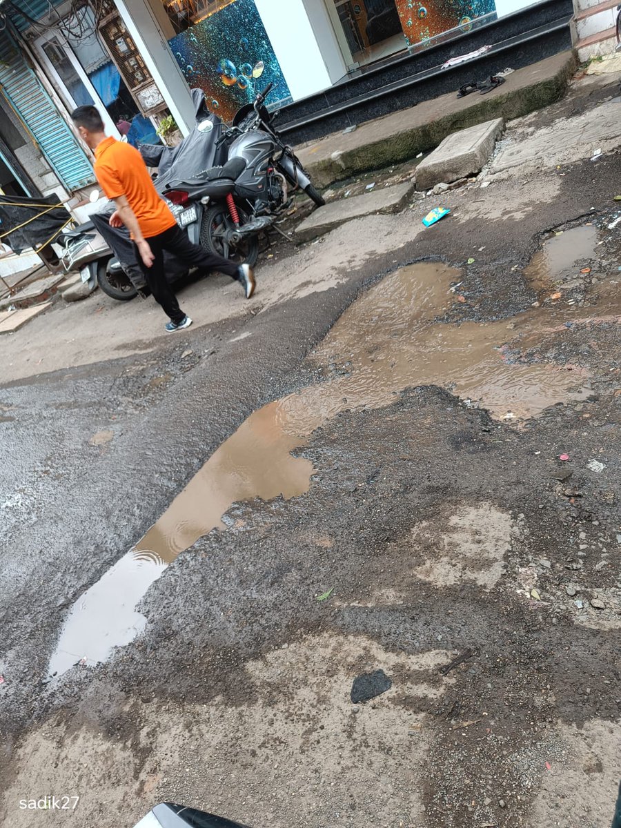 arvind28021999's tweet photo. Amar nagar balaji mandir road opp sathiyam jeweller  kindly feel the pothole were are facing so many problem @Ilyas_Yuvasena @mybmc @mybmcWardME @mybmcInfra https://t.co/Zswh0LBDQA