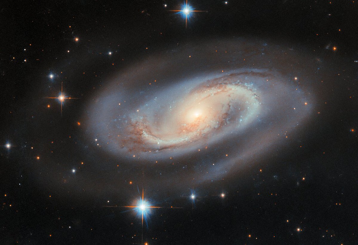 ハッブル宇宙望遠鏡がとらえた渦巻銀河UGC 11397。こと座の方向、2億