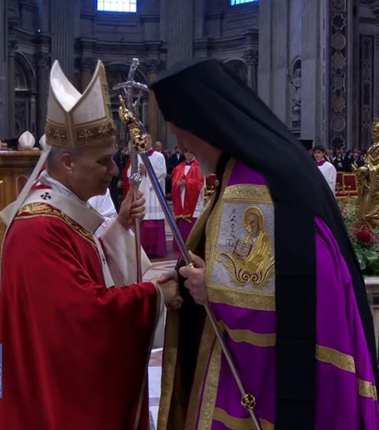 La solemnidad de #SanPedroySanPablo encierra un profundo significado ecuménico.
El Metropolita Emmanuel de Calcedonia reza junto a #LeónXIV ante la tumba  de Pedro. 
Quizás el próximo 30 de noviembre, fiesta de S. Andrés, el propio #LeónXIV, le devolverá esta visita en Estambul.