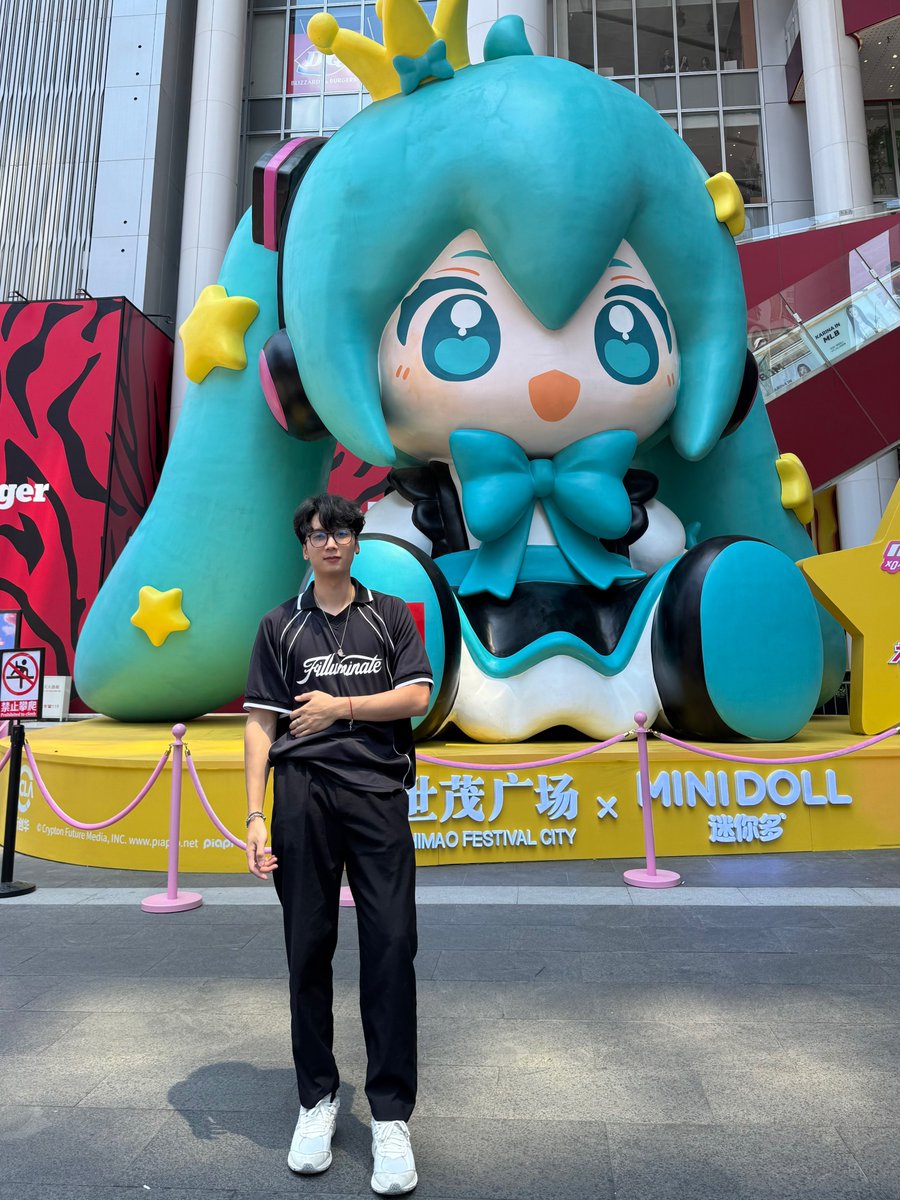 Tuont0's tweet image. big miku 💙