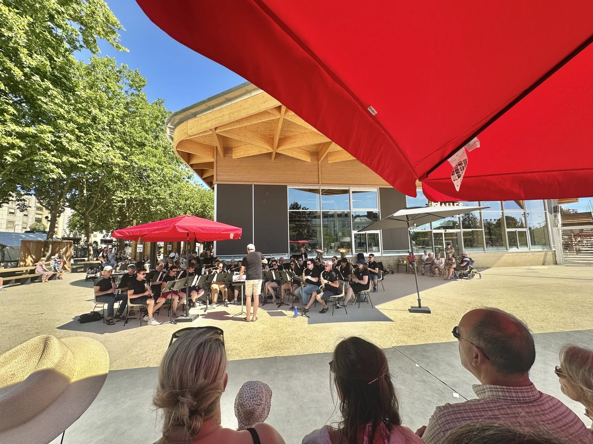 Et maintenant l’Orchestre d’harmonie de Laval en concert devant Les Halles avant l’apéro du dimanche midi !