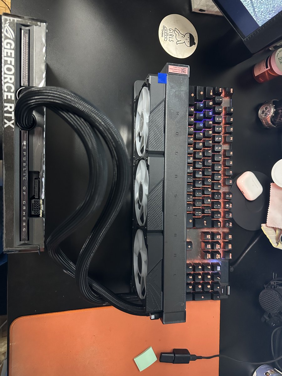 yi97red's tweet photo. 他のパーツとかまだ届かないからとりま観賞用　そこら辺に売ってるCPUクーラーのラジエーターより分厚い
そして、ファン光らせたくないから交換かな https://t.co/ghYNM0aVS2