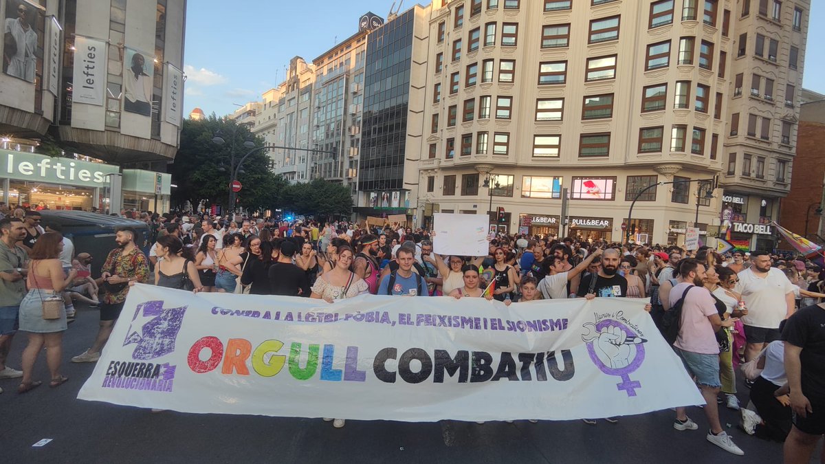 Sindic_Estud_PV's tweet image. Lliures i Combatives i Sindicat d'Estudiants a l'Orgull Crític de València un any més 🏳️🌈
Perquè el col·lectiu LGTBI som antifeixistes i només acabant amb aquest sistema capitalista i cisheteropatriarcal podrem acabar amb la lgtbi-fòbia, el feixisme i el sionisme 🇵🇸