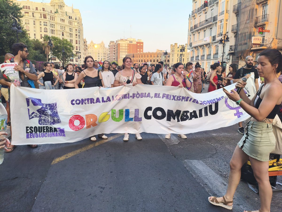 Sindic_Estud_PV's tweet image. Lliures i Combatives i Sindicat d'Estudiants a l'Orgull Crític de València un any més 🏳️🌈
Perquè el col·lectiu LGTBI som antifeixistes i només acabant amb aquest sistema capitalista i cisheteropatriarcal podrem acabar amb la lgtbi-fòbia, el feixisme i el sionisme 🇵🇸