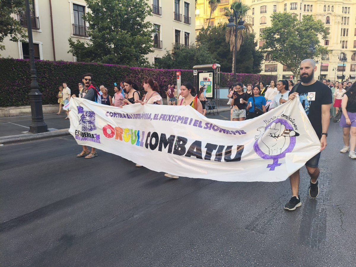 Sindic_Estud_PV's tweet image. Lliures i Combatives i Sindicat d'Estudiants a l'Orgull Crític de València un any més 🏳️🌈
Perquè el col·lectiu LGTBI som antifeixistes i només acabant amb aquest sistema capitalista i cisheteropatriarcal podrem acabar amb la lgtbi-fòbia, el feixisme i el sionisme 🇵🇸