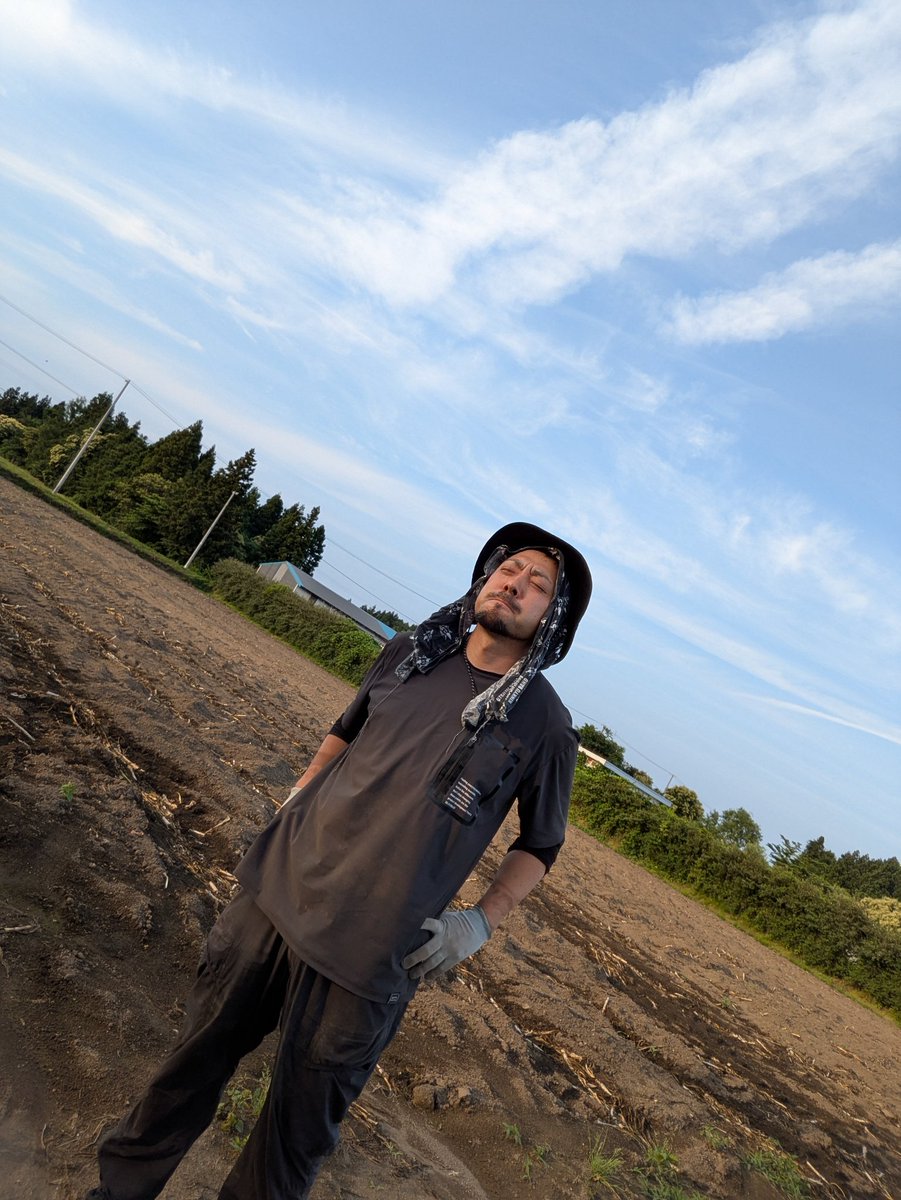 本日でニンニク収穫終了しました🧄
この後は、３週間ほど乾燥し１つ１つ選別して真白いデカ🧄を出荷、販売します！！　
皆様、青森県産ニンニク何卒よろしくお願い致します🧄

生ニンニクの販売は30日20時まで受付てます。ご興味あるニンニク好きな方々。ご注文お待ちしております🙇