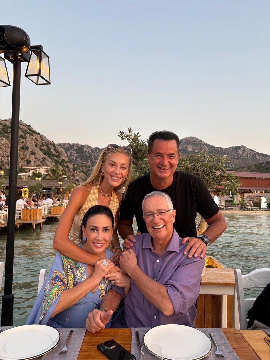 Sevgili dostum Ricardo Salinas ve değerli eşi Maria’yla buluşmak çok güzeldi. Ricardo, tanıştığımızdan beri 8 yıldır her yaz Türkiye’ye geliyor ve bu beni çok mutlu ediyor. Biz de en kısa zamanda iadeiziyarette bulunacağız :) 🇹🇷🇲🇽@ricardoBSalinas <a href="/MLMSalinas/">María Laura Medina de Salinas</a>