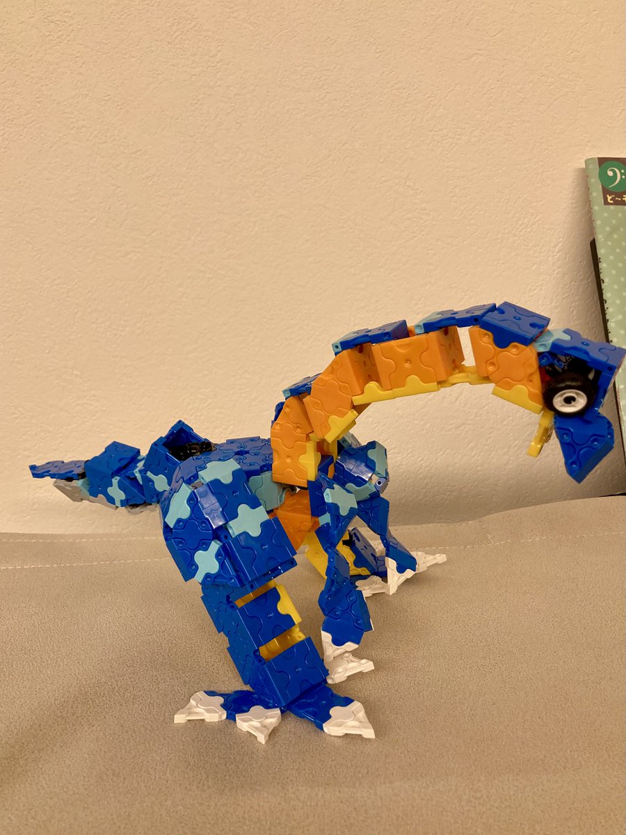 daimax_LaQ's tweet image. ニックネーム：だいち
タイトル：プラテオサウルス
年齢：8
 @LaQbl  #べネックス恐竜LaQ作品コンテスト
 
竜脚形類の長い首が上に立ち上がるように、手が前につくように付け根の部分の形にこだわりました。