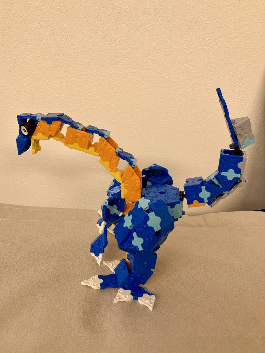 daimax_LaQ's tweet image. ニックネーム：だいち
タイトル：プラテオサウルス
年齢：8
 @LaQbl  #べネックス恐竜LaQ作品コンテスト
 
竜脚形類の長い首が上に立ち上がるように、手が前につくように付け根の部分の形にこだわりました。