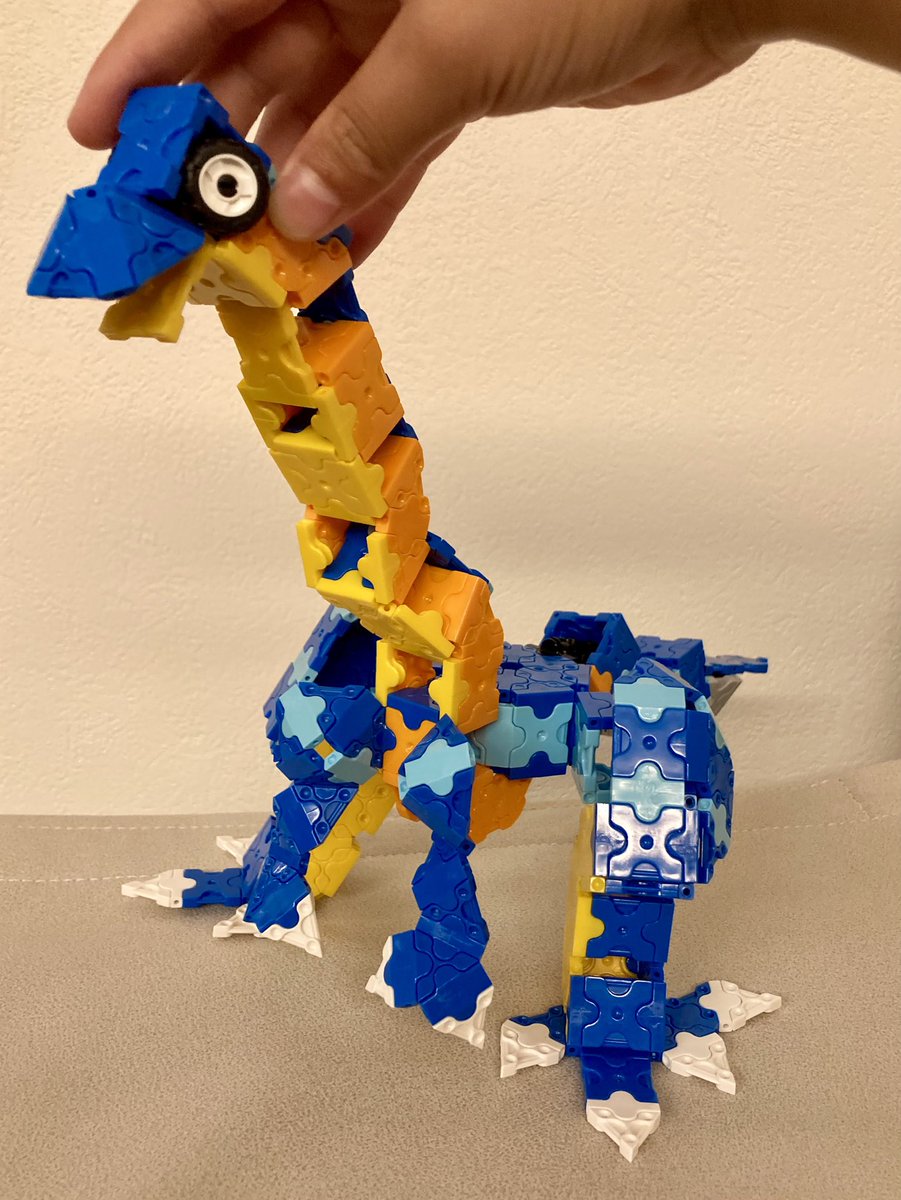 daimax_LaQ's tweet image. ニックネーム：だいち
タイトル：プラテオサウルス
年齢：8
 @LaQbl  #べネックス恐竜LaQ作品コンテスト
 
竜脚形類の長い首が上に立ち上がるように、手が前につくように付け根の部分の形にこだわりました。