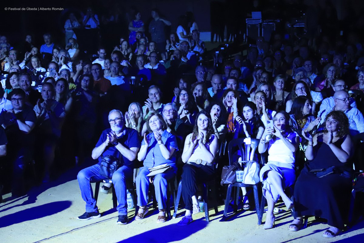 𝗘𝗡 𝗗𝗜𝗥𝗘𝗖𝗧𝗢 | Al escenario ubicado en la plaza de toros subió en la noche de este sábado la talentosa vocalista y prolífica compositora Iothesinger junto a Assejazz Big Band, dirigida por Daniel Muñoz (4)