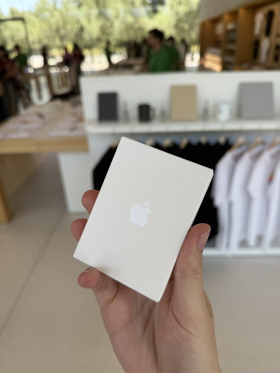 I’m giving away a set of Apple flash cards (that can only be bought at the Apple Park Visitor Center) to a lucky person that turns up today 🙏 see you soon at Royal Festival Hall (Southbank)!