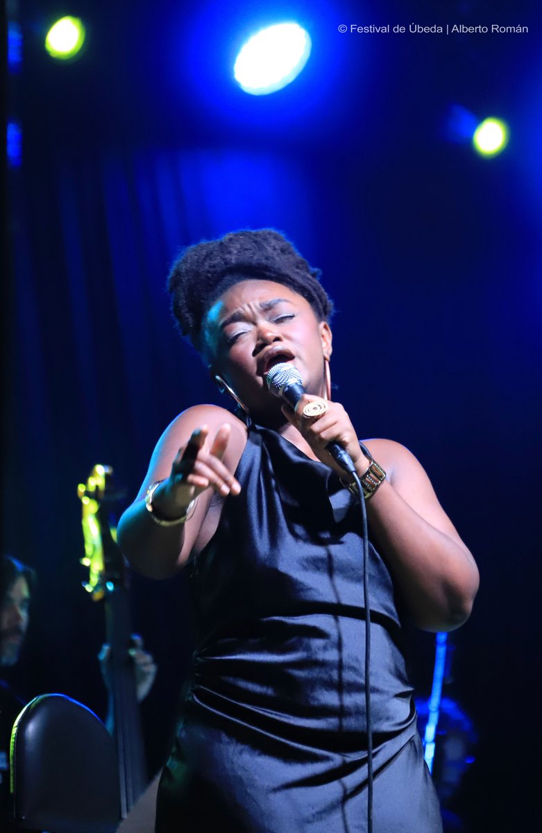 𝗘𝗡 𝗗𝗜𝗥𝗘𝗖𝗧𝗢 | Al escenario ubicado en la plaza de toros subió en la noche de este sábado la talentosa vocalista y prolífica compositora Iothesinger junto a Assejazz Big Band, dirigida por Daniel Muñoz (1)