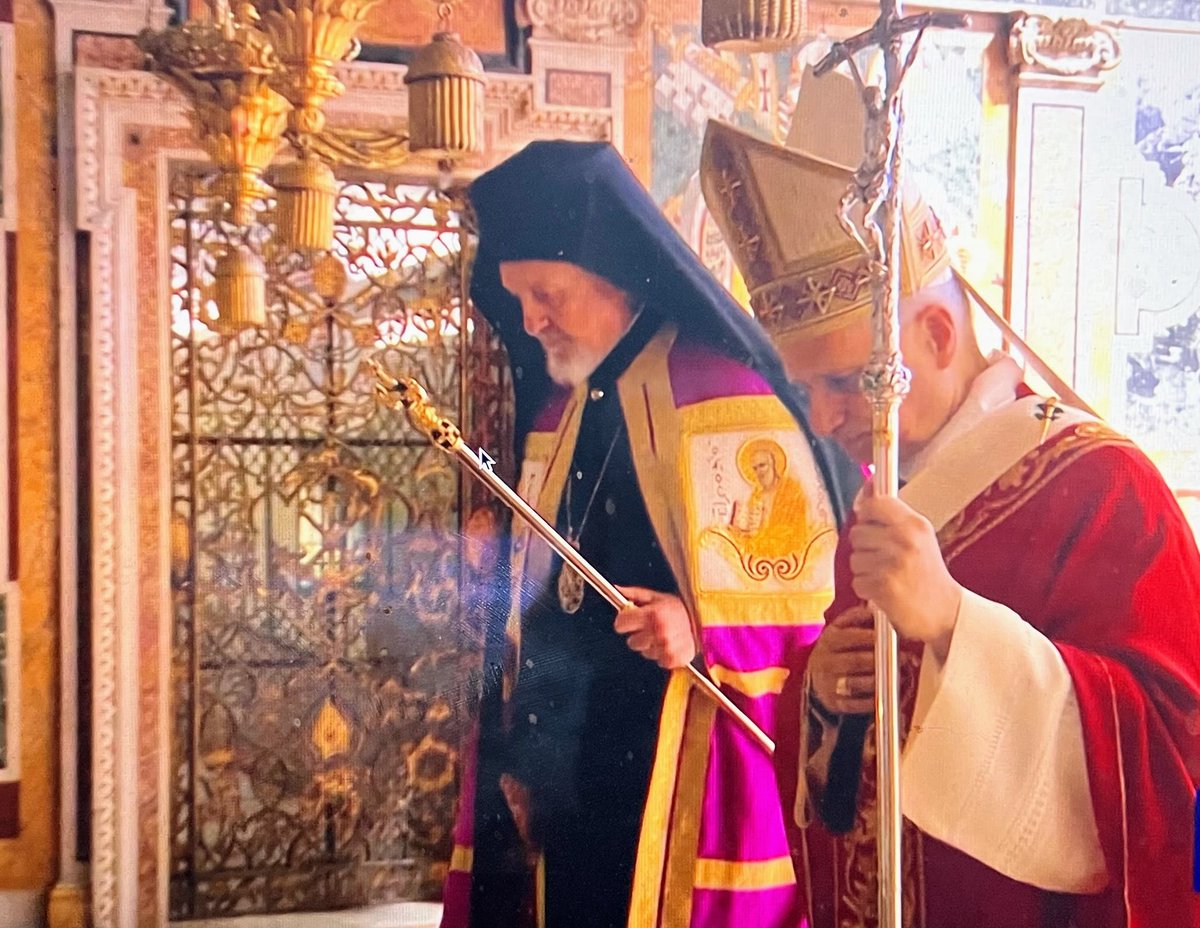 Nella Solennità dei Santi Pietro e Paolo, l’abbraccio tra Oriente e Occidente davanti alla tomba dell’Apostolo Pietro.
📍Basilica di San Pietro
#29giugno #PietroePaolo #Vaticano Fede