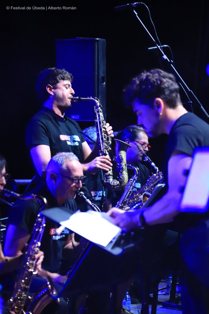 𝗘𝗡 𝗗𝗜𝗥𝗘𝗖𝗧𝗢 | Al escenario ubicado en la plaza de toros subió en la noche de este sábado la talentosa vocalista y prolífica compositora Iothesinger junto a Assejazz Big Band, dirigida por Daniel Muñoz (2)