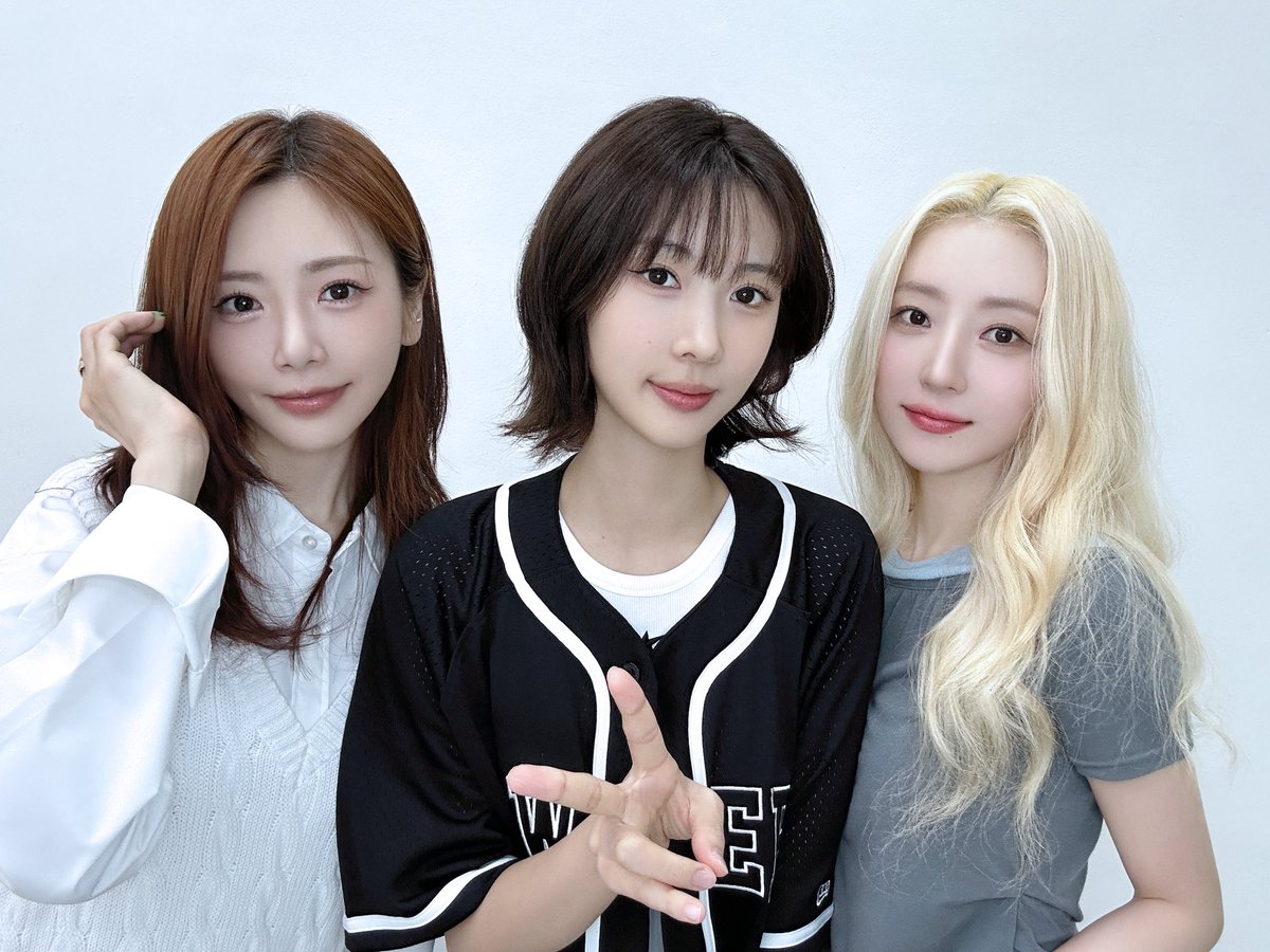 [✏] 25.06.29 후즈팬 팬사인회❣

월요일이 누군데 썸냐랑 상의도 없이 오냐고 
월요일이 대체 누구길래 상의도 안 입고 오냐고

#유아유 #UAU
#Dreamcatcher_UAU