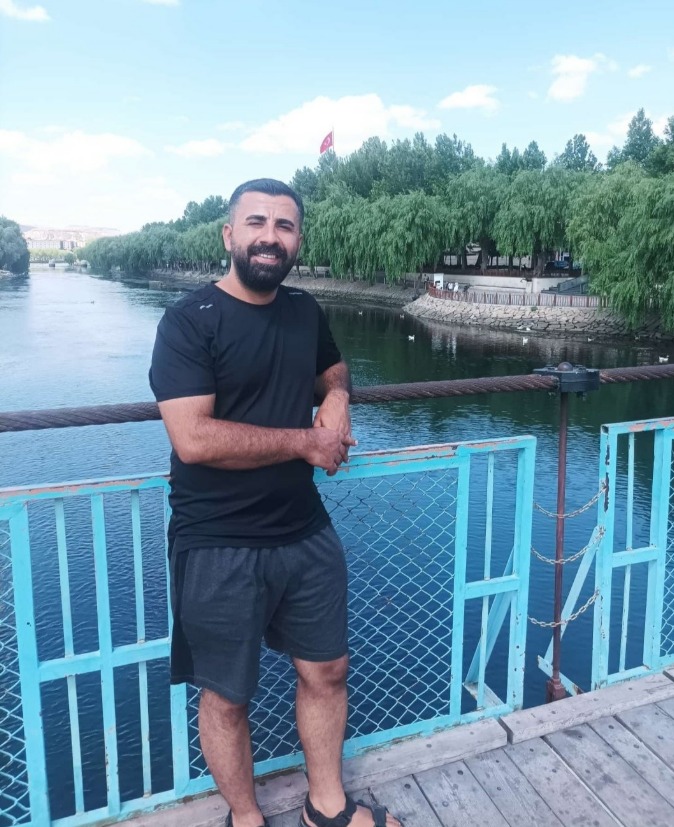 Ahmet Enes Gül..
29 yaşında, ataması yapılmayan resim öğretmeni..
Gaziantep'te çalıştığı inşaatta 6. kattan kafasına kalıp tahtası düşmesi sonucu ağır yaralandı..
Sekiz gündür tedavi gördüğü hastanede hayatını kaybetti..
Bir yıl önce evlenmişti, Diyarbakır Kulplu..
Ailesine ve