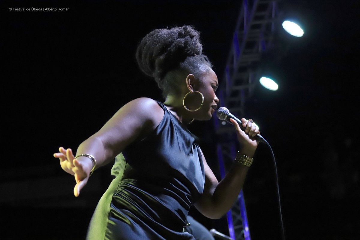𝗘𝗡 𝗗𝗜𝗥𝗘𝗖𝗧𝗢 | Al escenario ubicado en la plaza de toros subió en la noche de este sábado la talentosa vocalista y prolífica compositora Iothesinger junto a Assejazz Big Band, dirigida por Daniel Muñoz (3)