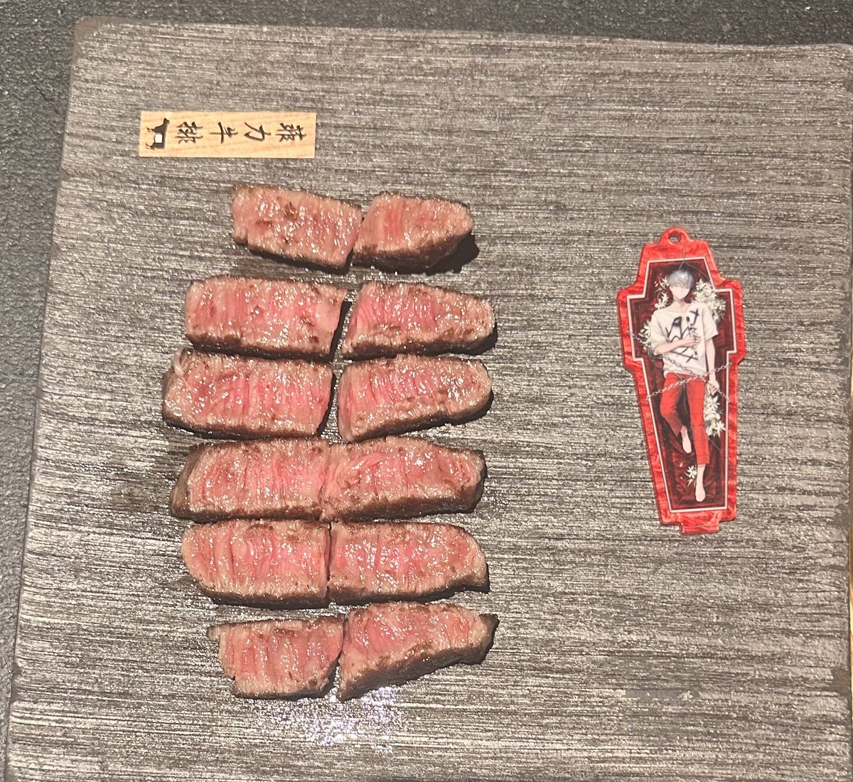 a19225197's tweet photo. Till寶寶的立牌好適合 
根本是外星人視角（？

好吃好吃⋯⋯🍽️

#ALNST https://t.co/hGYDUao8ZO