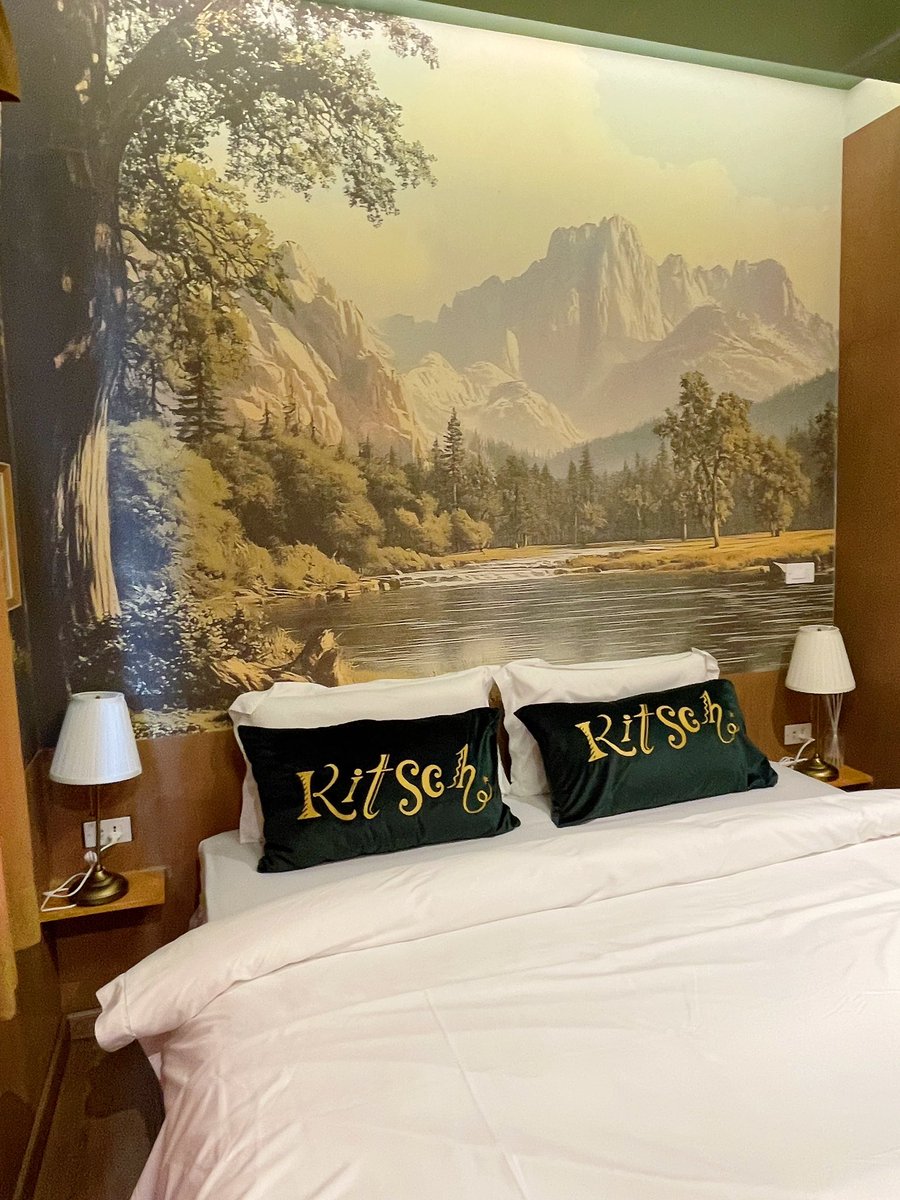 pinku_tai's tweet photo. 🎈TEDDY ROOM 🧸

ห้องนี้อวจไปขายให้เพื่อนๆที่ชอบตุ๊กตาหมี ทู้กกคนมาแล้ว 😝 แค่เปิดประตูเข้ามาเห็นน้องตุ๊กตาหมียักษ์ วางอยู่ใจกลางห้องถึงกับร้องกรี๊ด สิ่งแรกที่นึกในหัวเลย อยากได้ฟิวไทยๆ แต่งตัวเป็นลูกเสือ&amp;เนตรนารีมาถ่ายรูปมว๊ากกก 555 อาจจะแบบประยุกต์ให้มันแฟชั่นเก๋ๆขึ้น 🔥🏕️ https://t.co/U2CGMKCDBv