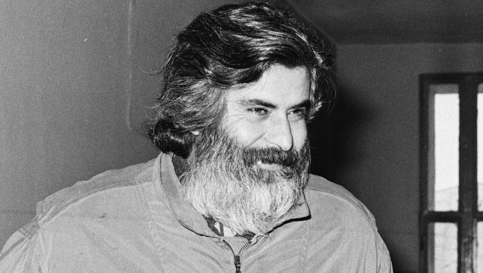 UĞUR DÜNDAR SİZİN OLSUN
TARIK AKAN BİZİM..

Tarık Akan
"Anne kafamda bit var"
kitabından
‘Bize Karakolda işkence yapılırken,
Uğur Dündar Emniyet amiri ile sohbet ediyordu. Bizi ihbar eden Uğur Dündar’dı’.