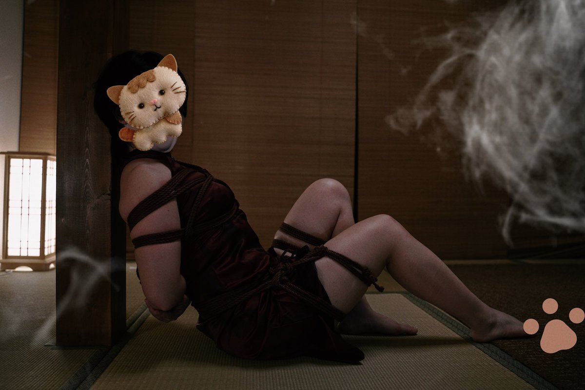 浅浅恢复分享欲（猫猫探头.jpg
第一次用巧克力色的绳子绑绑喔！（可惜在照片里的红色旗袍上不太显眼，现场看可好看了！）
🪢&amp;📸：心灵手巧的佩宝～<a href="/pepepeqwq/">Pepe</a>