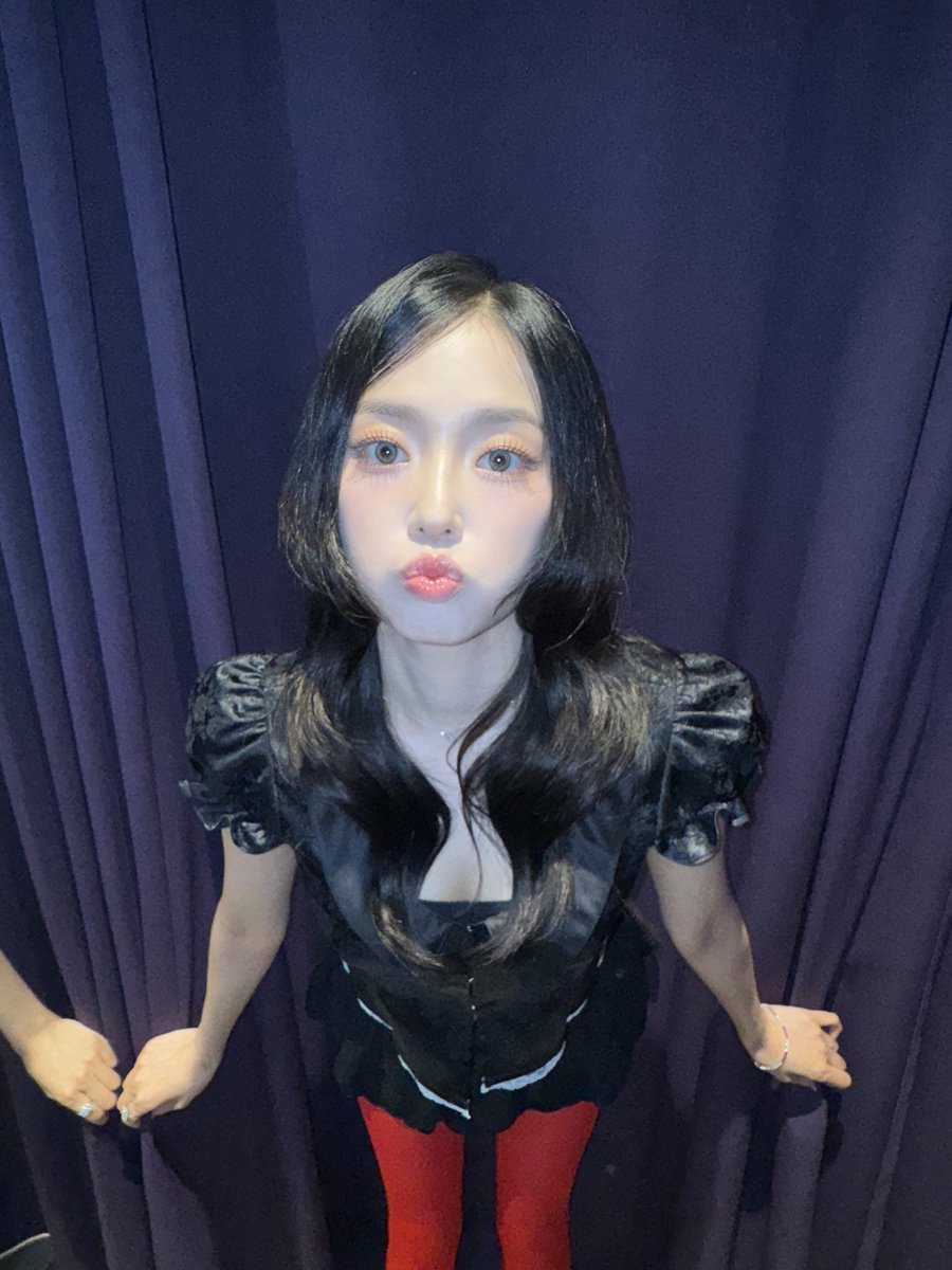 superbellcom's tweet photo. 짱옌사랑단 한 명 한 명 눈👀에 담느라 바빴던 #예은 이의 비하인드 선물💟

#장예은 #イェウン #YEEUN #JANGYEEUN
#슈퍼벨컴퍼니 #superbellcompany https://t.co/4Wvi4K97Xg