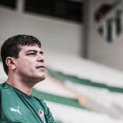 Yıllarını , Gençliğini herşeyini Bursaspor'a harcayan Mehmet abimize geçmiş olsun dileklerimi iletiyorum.. 

Sen o yoğun bakımdan daha güçlü çıkacaksın abi.. 
Daha gidilecek deplasmanlar var