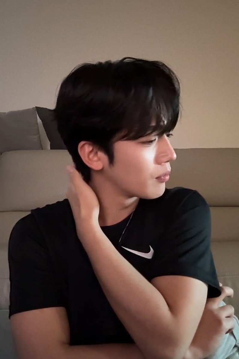 mentoschocochip's tweet photo. 우리요한이 정면에서 보면 차카니 백개먹은 예뽀니 헤헤강아지인데 옆모습은 북부대공리디광공인게 진짜 말이 안됨.. https://t.co/fRi772xyup