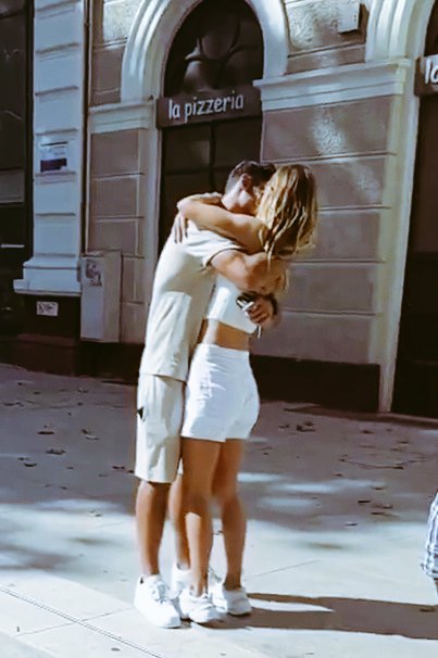 TurchiIl's tweet photo. #helevier non servivano parole , quell' abbraccio parlava da solo , per sapere che andava tutto bene . Persi l' uno nell' altra dimenticandosi del mondo intorno. ❤️ https://t.co/TRcY0i3Plm