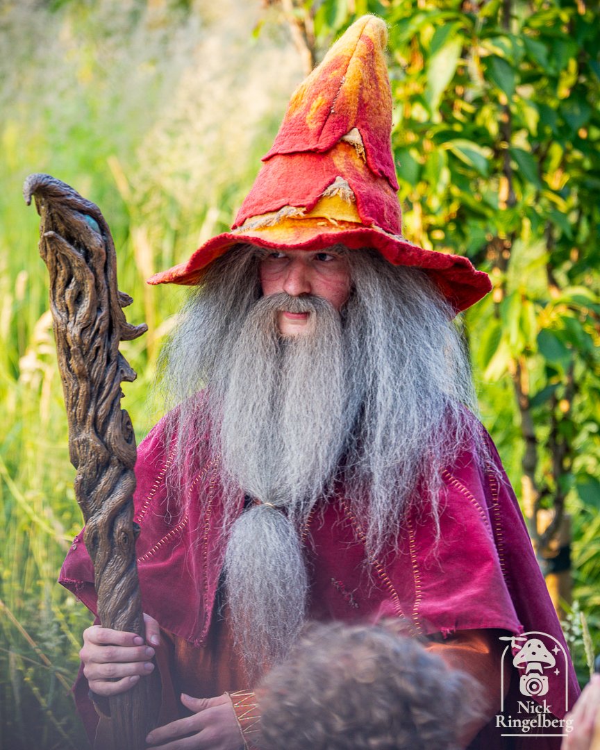 RingelbergNick's tweet photo. Merlijn en zijn hulpje heten je welkom in... ✨ Merlin’s Summer School!
Magie borrelt, spreuken knetteren, en niets gaat zoals je verwacht. 🧙‍♂️🧪
Neem plaats, jonge tovenaars — de les gaat beginnen.
Welke betovering leer jij tijdens Summer Feelings?

#toverland #merlijn #avalon https://t.co/5pAdyLHD7V