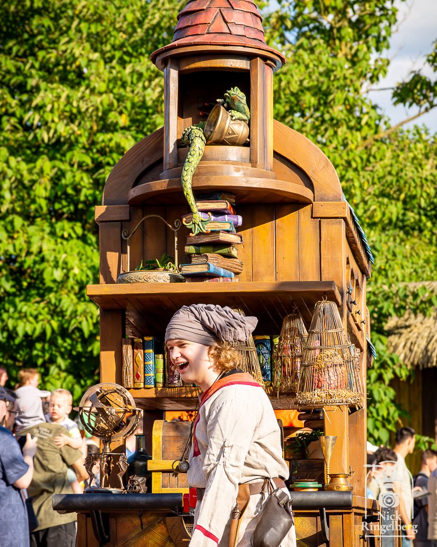 RingelbergNick's tweet photo. Merlijn en zijn hulpje heten je welkom in... ✨ Merlin’s Summer School!
Magie borrelt, spreuken knetteren, en niets gaat zoals je verwacht. 🧙‍♂️🧪
Neem plaats, jonge tovenaars — de les gaat beginnen.
Welke betovering leer jij tijdens Summer Feelings?

#toverland #merlijn #avalon https://t.co/5pAdyLHD7V