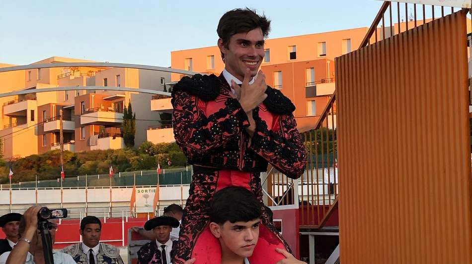 El novillero de la escuela ecijana Julio Romero sale triunfador de su debut con picadores
ecija7dias.eu/sociedad/tauro…