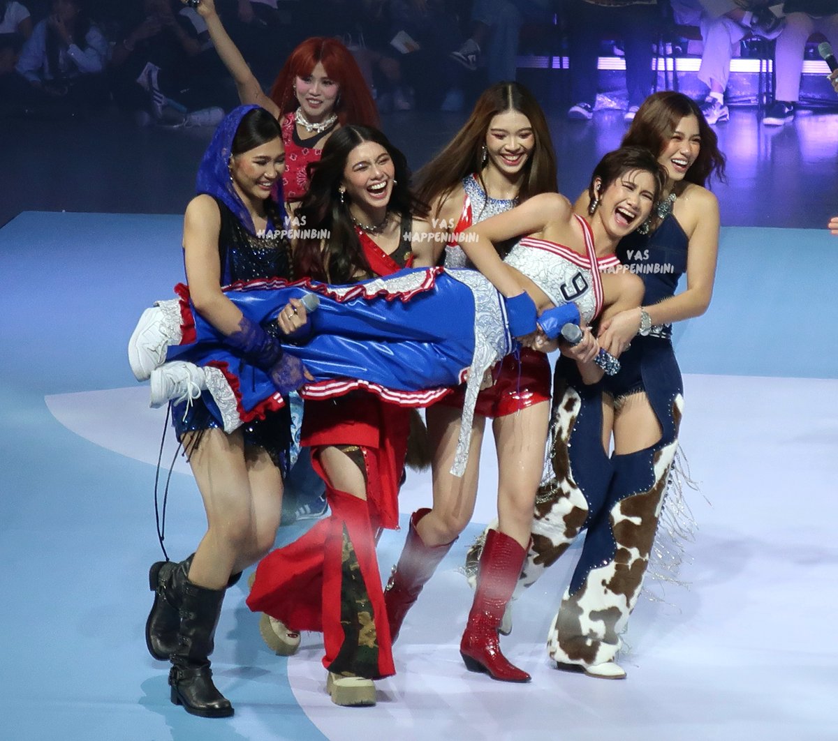 I'm too soft for this. Look at their smiles 🥹🫶
Sheena with her ates will always be the purest sight. You are loved, Bebe 💜

WELCOME HOME BINI

#BINI_HomeComingFanMeet #BINI