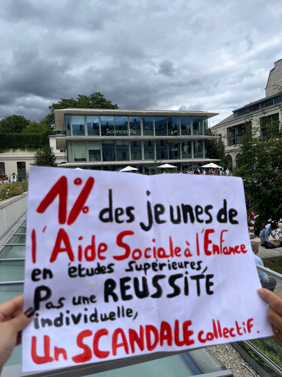 Anniela, ancienne enfant placée, vient d’être diplômée de Sciences Po Paris. Sa mère et sa grand-mère ont, elles aussi, grandi dans des foyers ou familles d’accueil. Aujourd’hui, elle fait de sa victoire un acte politique. Cette génération ne se tait pas. Elle lutte. Bravo 🫶🏻